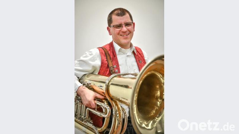 Gerald Bühring ließ sich am Freitag nicht lange bitten. Der Musiker aus Marktredwitz kennt Neugirg seit über 20 Jahren. Bild: exb/privat
