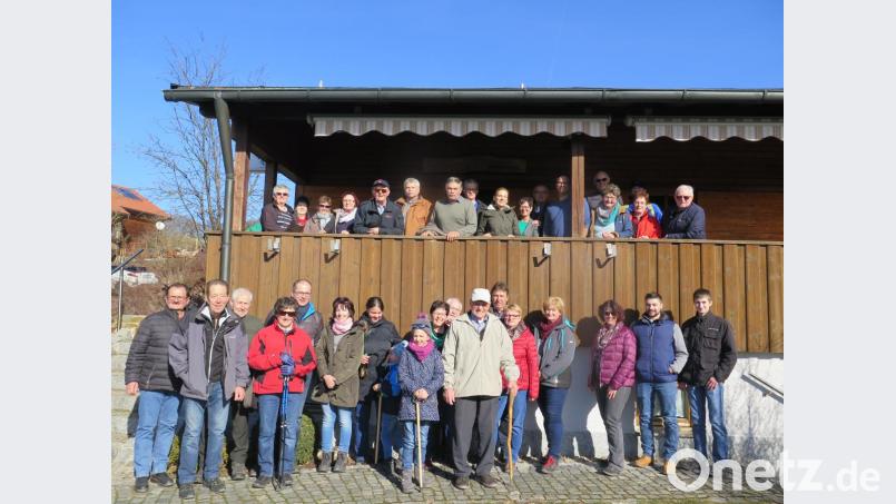An der Schutzhütte in Altensteinreuth versammelten sich alle zu einem Erinnerungsfoto. Bild: jzk