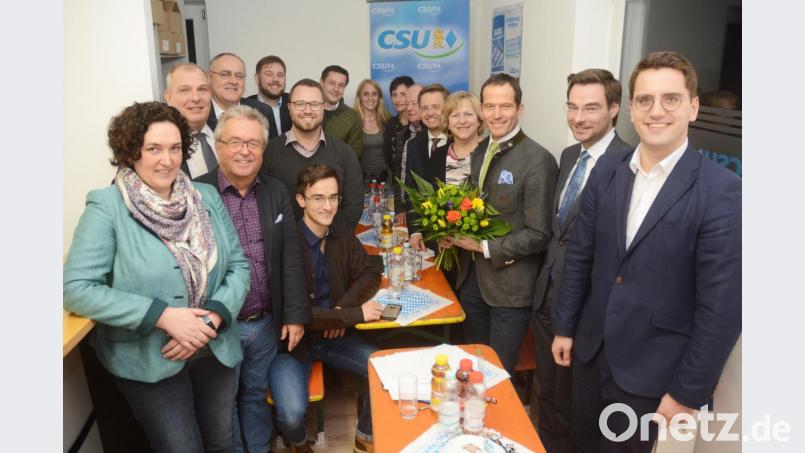 Mit Blumen verabschiedet der alte und neue Vorsitzende des Bundeswahlkreises Weiden-Neustadt-Tirschenreuth, Albert Rupprecht (Dritter von rechts), Petra Dettenhöfer. Sie gehörte 25 Jahre der Bundeswahlkreiskonferenz an. Bei der Europawahl am 26. Mai ruhen die Hoffnungen auf Christian Doleschal (rechts). Bild: Gabi Schönberger