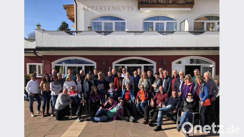Die Skigruppe des TSV Neualbenreuth stellte sich vor ihrer Unterkunft zum Erinnerungsfoto auf. Bild: exb