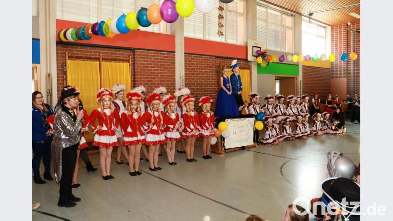Oberturnwartin Edith Mark (rechs) hieß beim TSV-Kinderfasching die vereinseigenen Tanzgruppen mit dem Prinzenpaar Verena und Thomas sowie dem Kinderprinzenpaar Lena und Dominik willkommen. Bild: njn