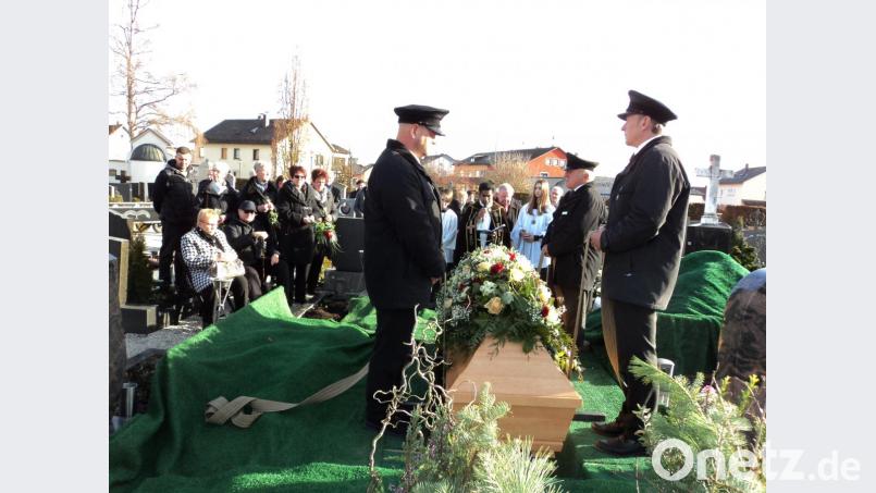 Am offenen Grab verabschiedeten sich Familien, Freunde und Vereinsvertreter von Edi Zinkl. Bild: ksi