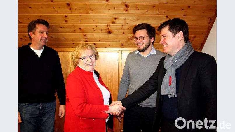 Das Vorstandsteam mit Stefan Bauer, Vorsitzender Renate Jahreis, Simon Grajer (von links) dankt Baudezernenten Oliver Seidel für den Vortrag. Bild: R. Kreuzer