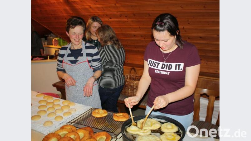 Gutes Backen ist keine Altersfrage: In die Kunst des Küchelbackens führte Claudia Porst (links) auch einige Jugendliche ein. Bild: bjp