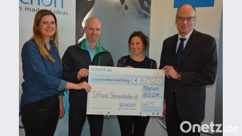 Am Standort der Schott AG Mitterteich wurden die „Stiftland-Sternenkinder“ mit 1750 Euro beschert. Vereinsvorsitzende Beatrix Kempf (2. von rechts) und Vorstandsmitglied Michael Mickisch (2. von links) nahmen den Scheck von Standortleiter Stefan Rosner und Mitarbeiterin Melissa Heller in Empfang. Bild: jr
