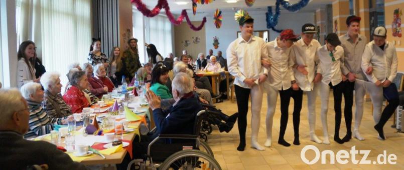 Sechs mutige Schüler überraschten die Senioren mit einem Strumpfhosentanz. Bild: weu