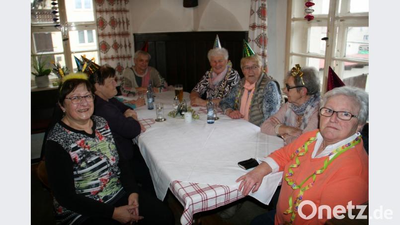 Organisiert hatte den Seniorenfasching im „Roten Ochsen“ die Seniorenbeauftragte der Gemeinde, Rita Wildenrother (links). Bild: wro