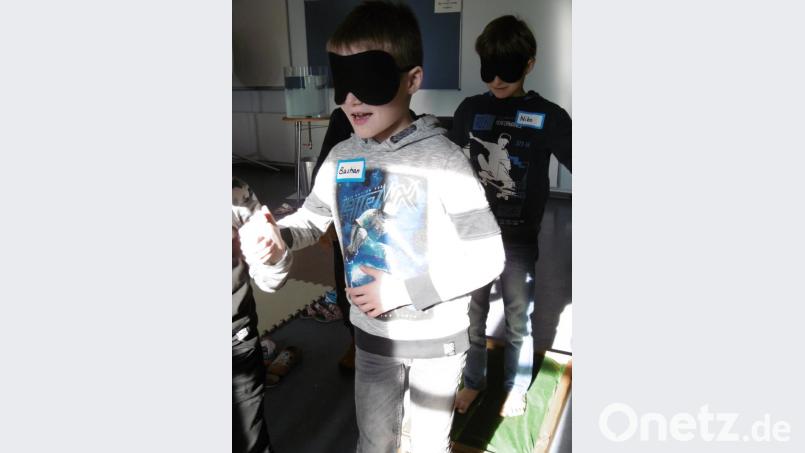 Blinde Sensibilisierung auf dem Barfußpfad. Bild: mma