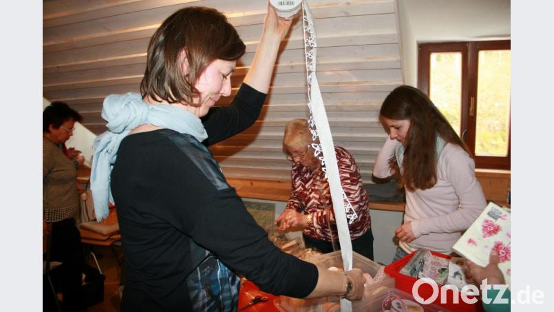 Bänder, Herzen, Schleifen und Reliefpaste. Für den Bastelnachmittag in der Glasschleif lag alles bereit. Bild: wro