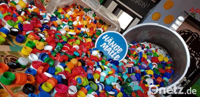 In der Hängematte sind schon richtig viele Plastikdeckel abgegeben worden, um einen Beitrag zur Bekämpfung von Kinderlähmung zu leisten. Noch bis zum Sonntag kann die Aktion unterstützt werden. Bild: exb