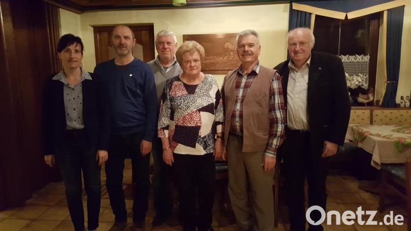 Bürgermeisterin Tanja Schiffmann (links) und Bezirksvorsitzender vom Verband Wohneigentum Christian Benoist (rechts) ehren die langjährigen Mitglieder (von links) Wolfgang Schreffl, Willi Bleich, Hannelore Sättler und Vorsitzenden Franz Bringer. Bild: bey