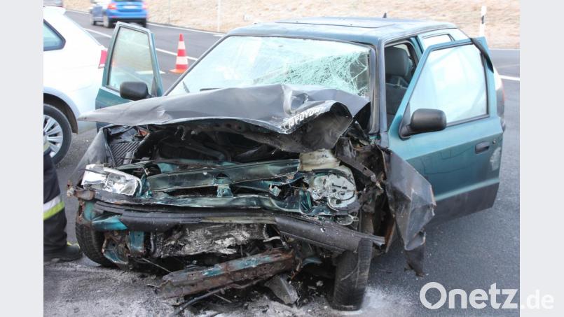 Beim Einbiegen auf die B299 übersah der VW-Fahrer den Skoda. Beide Fahrzeuge krachten ineinander. Bild: kro