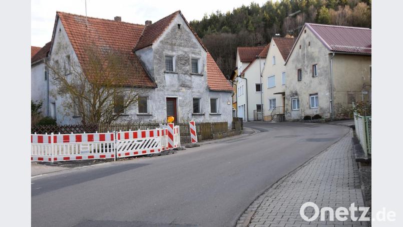 Die Engstelle an der Staatsstraße 2235 in Hohenburg wird verschwinden. Das Wohnhaus "Jakobusstraße 5" auf der linken Seite wird abgerissen, um eine übersichtlichere Straßenführung zu erreichen. Bild: bö