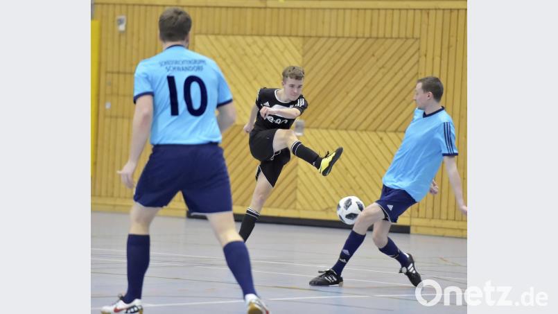 Eine Szene aus dem Spiel: SR-Gruppe Schwandorf (in Blau) - SR-Gruppe Regensburg. Bild: Ziegler