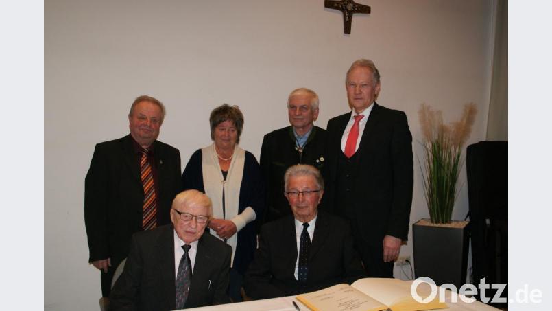 „Ehre wem Ehre gebührt“: Sechs Persönlichkeiten aus dem Landkreis Wunsiedel wurden mit der Ehrenmedaille des Landkreises ausgezeichnet und durften sich anschließend ins Goldene Buch des Landkreises eintragen: (hinten von links) Werner Reihl, Heidelore Scherdel, Georg Neupert und Landrat Karl Döhler, (vorne sitzend) Adolf Krippner und Georg Dülp. Bild: fpdh