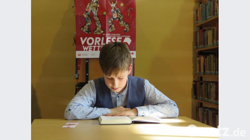 Sieger Felix Schmidkonz überzeugte mit konzentriertem und nahezu fehlerfreiem Vorlesen der erforderlichen Textpassagen aus seinem Buch und dem Fremdtext. Bild: ubb