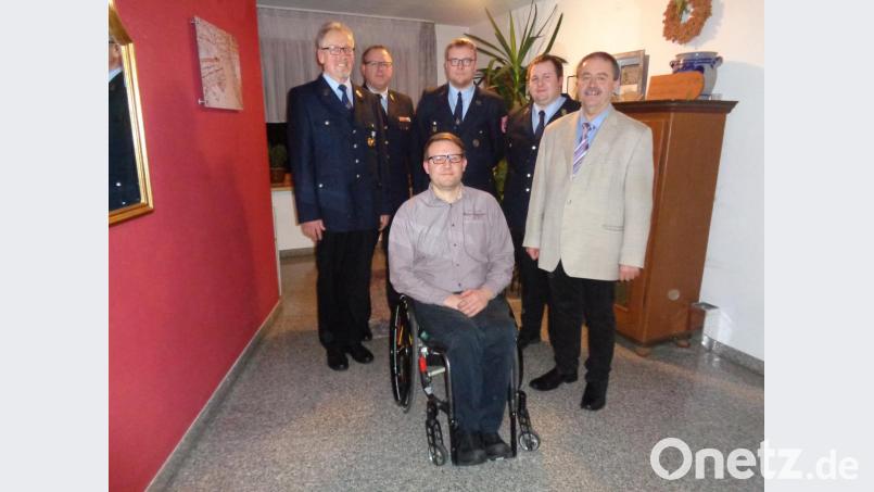 Die Feuerwehr Gebenbach-Kainsricht hat einen neuen Zweiten Kommandanten (von links): Vorsitzender Karl Erb, Kreisbrandinspektor Martin Schmidt, Verwaltungssachbearbeiter Jürgen Weiß, die Kommandanten Christian Weber und Georg Wisneth sowie Bürgermeister Peter Dotzler. Bild: dpe