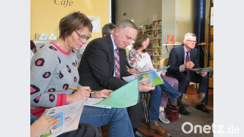 Bereits während die Kinder vorlasen, machte die Jury sich Notizen über die jeweiligen Vorträge. Bild: ubb
