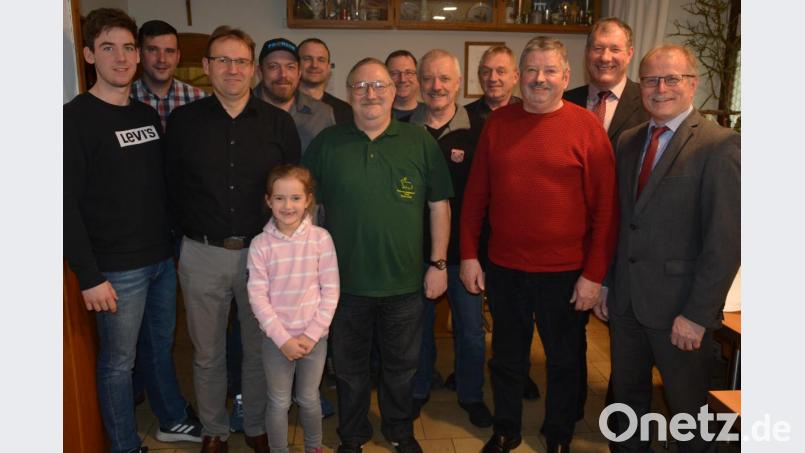Das Führungsteam des Kaninchenzuchtvereins Konnersreuth, von links Sebastian Konrad, Andreas Wurm, Klaus Zandt, Mario Proksch, Gerald Riolfi, Robert Dietz, Klaus Richtmann, Franz Proksch, Albert Schuller, Albert Patzina, Vorsitzender Reinhard Wurm und Bürgermeister Max Bindl. Vorne das jüngste Mitglied im Verein, die sechsjährige Amelie Zandt. Bild: jr