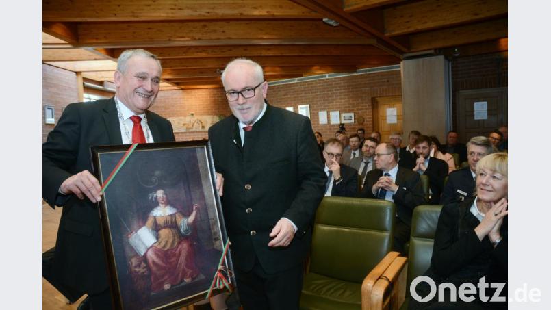 Die Replik der "Weidener Justitia" schenkte OB Kurt Seggewiß (links) dem scheidenden Juristen Hermann Hubmann. Bild: Gabi Schönberger