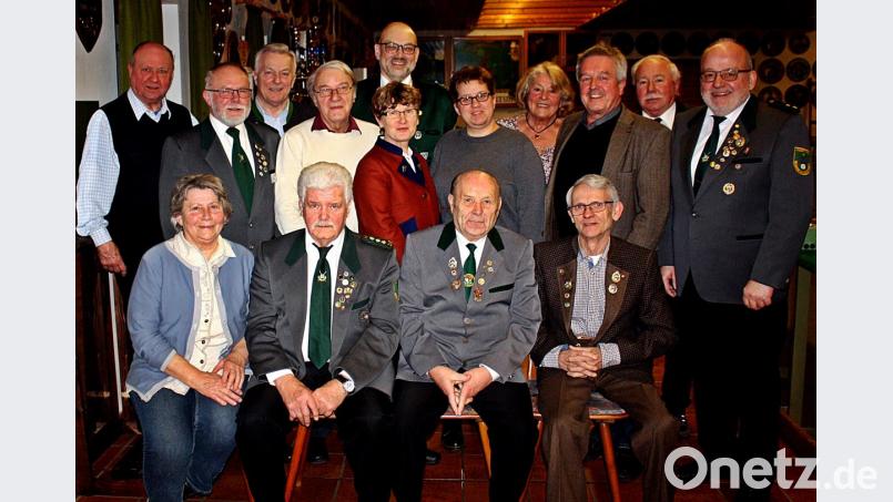 Schützenmeister Klaus Leipold (stehend Zweiter von links) ehrt langjährige Mitglieder der SG Hubertus Weiden. Hans und Rudi Heining (sitzend von rechts) bitten um ein Gedächtnisschießen für ihren Vater. Bild: R. Kreuzer