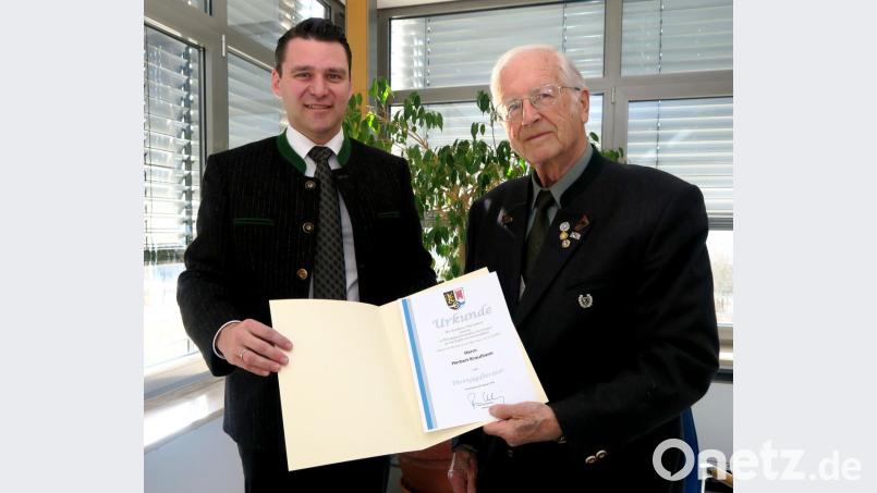 Landrat Thomas Ebeling ernannte Herbert Krauthann (rechts) zum Ehrenjagdberater und verlieh ihm die Urkunde. Bild: Hirsch