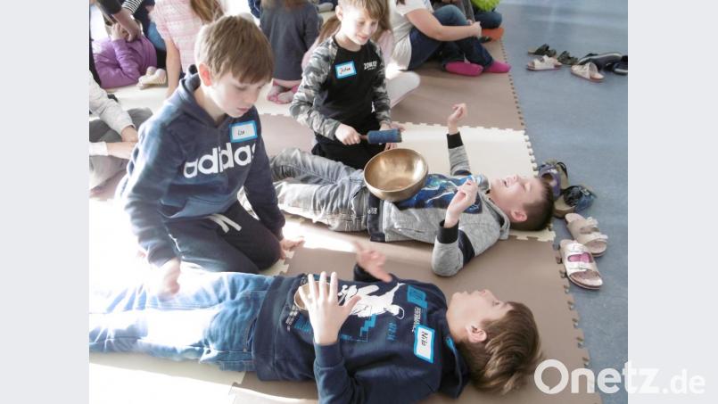 Klangschalenklänge erfühlen. Bild: mma