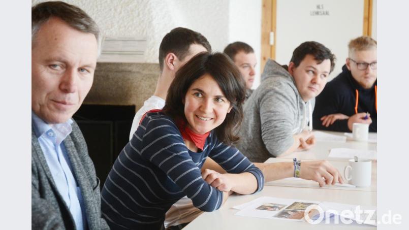 Schulleiter Helmut Konrad und Fachlehrerin Iris Prey unterstützen die Schüler in ihrem Anliegen: "Der Schutz der Artenvielfalt ist eine gesellschaftliche Aufgabe." Bild: Gabi Schönberger