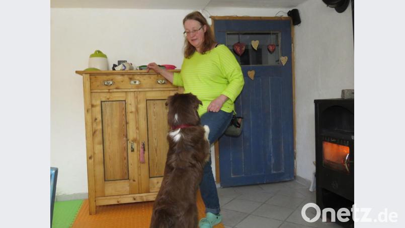 Spielerisch gewöhnt Cornelia Kisser ihre Hunde an die Therapiearbeit mit Menschen. Bild: ubb