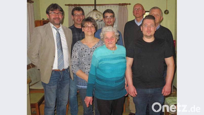 Im Kreise ihrer Familie feiert Anneliese Herpich (vordere Reihe Mitte) ihren 90. Geburtstag. Bürgermeister Wolfgang Haberberger (links) überbringt die Glückwünsche der Stadt. Bild: ow