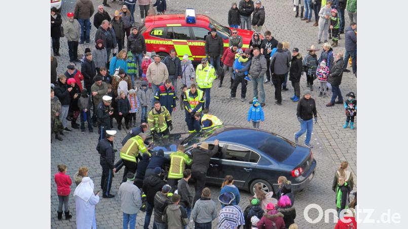 Mit vereinten Kräften wird das Auto weggeschoben. Bild: Wolfgang Steinbacher