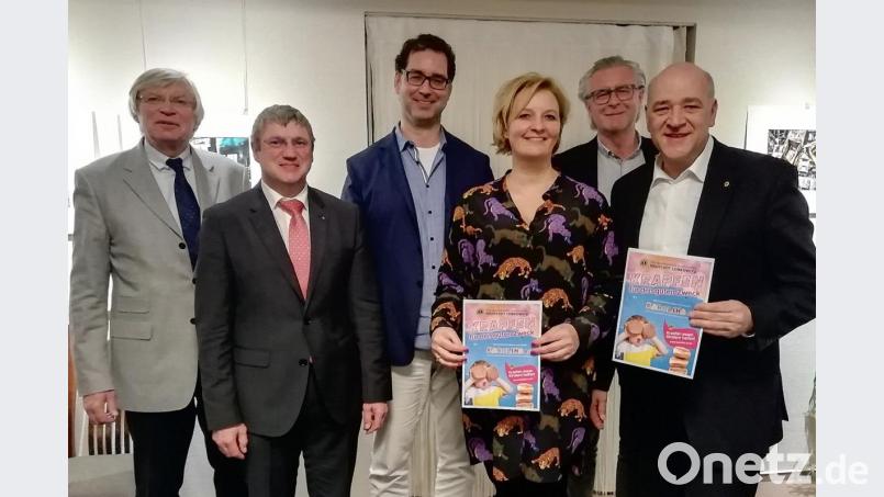 Tina und Ralf Kiener (Dritte und Vierter von rechts) stellen bei einem Meeting des Lionsclubs Neustadt/WN-Lobkowitz den Verein Karolina vor. Die Lions um Präsident Christian Kick (von rechts) und Vize Klaus Berberich sowie um Hilfswerk-Präsident Dietmar Prusko (von links) und Vize Jürgen Schnappauf helfen mit der Faschingskrapfen-Aktion. Bild: bgm