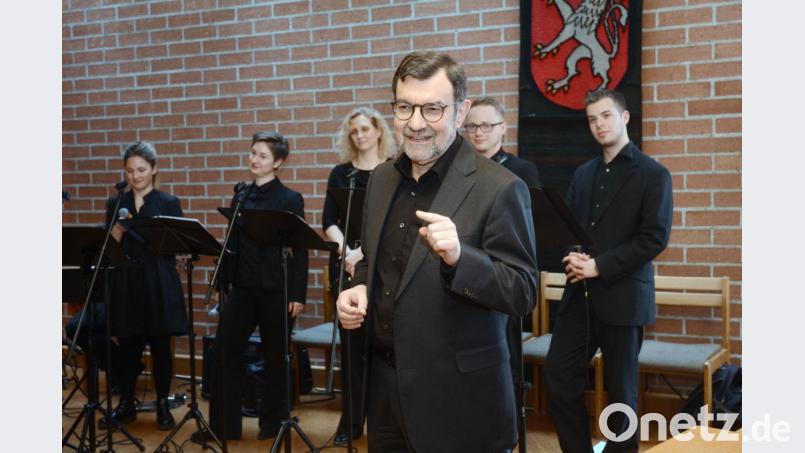 Peter Pollinger, ehemals Chorleiter am Augustinus-Gymnasium, stellte für das "Projekt Feierstunde" eigens eine Band mit Chor zusammen. Bild: Gabi Schönberger