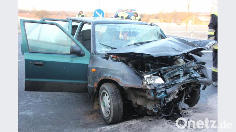 Beim Einbiegen auf die B299 übersah der VW-Fahrer den Skoda. Beide Fahrzeuge krachten ineinander. Bild: kro