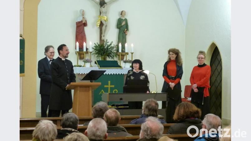 Die Musiker mit Pfarrer Stefan Fischer (2. von links) beim Kirchenkonzert. Bild: wku