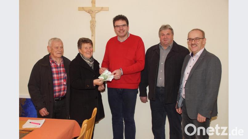 Stopselclub-Schatzmeisterin Erika Hammerer überreichte in Anwesenheit des STC-Vorsitzenden Erwin Schmid, Vorstandsmitglied Josef Haberl und Kirchenpfleger Peter Scharnagl (von links) an Pfarrer Wolfgang Dietz 500 Euro für die Renovierung der Stadtpfarrkirche. Bild: mmj
