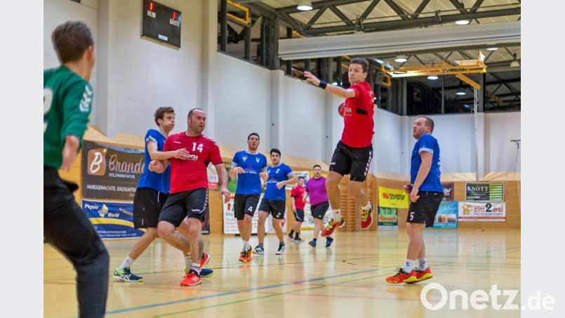 Jannik Uschold (hier Heimspiel gegen den ESV 27 Regensburg II) erzielte den entscheidenden Treffer bei 21:20 Erfolg der Herren I des HV Oberviechtach bei der TS Regensburg Bild: gud