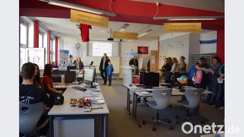 Zur praxisnahen Ausbildung der Wirtschaftsschüler gehören vier Übungsfirmen. Zum Tag der offenen Tür zeigten die Schüler unter anderem den Ablauf eines Einkaufs. Bild: rn