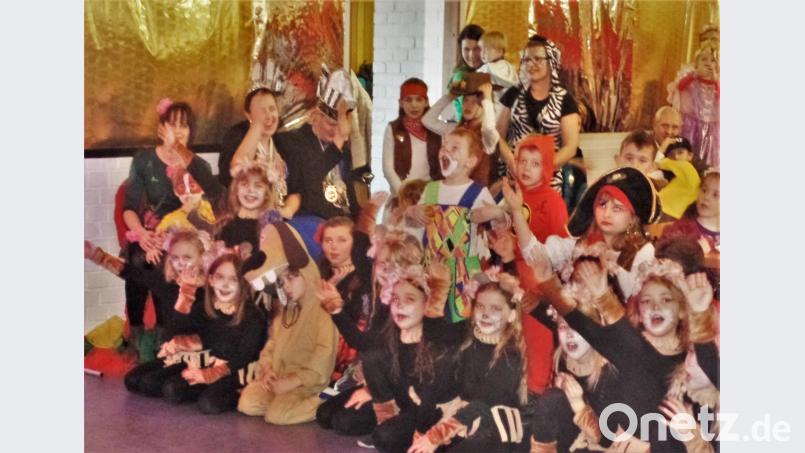 Preisfrage: Wo steckt das Prinzenpaar zwischen den begeisterten Faschingskids? Bild: jml