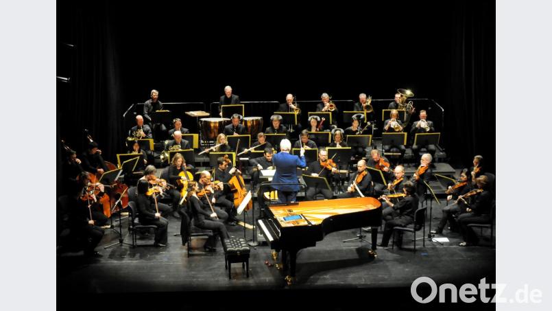 Über eine Stunde führten die Nürnberger Symphoniker zusammen mit Dirigent Howard Shelley die Realschüler aus der fünften Jahrgangsstufen durch die Welt des Orchesters. Bild: Stephan Huber