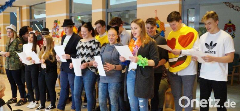 Die Schülerinnen und Schüler der zehnten Klassen der Doktor-Eisenbarth-Mittelschule bereiteten den Bewohnern des Seniorenheims einen zünftigen Faschingsnachmittag. Bild: weu