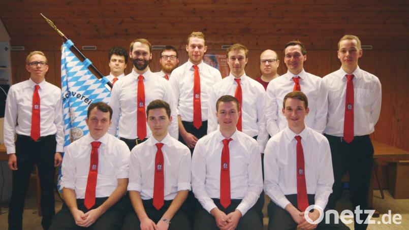 Die neue Führung des Burschenvereins Hiltersdorf (hinten, von links): Andreas Schwarz, Christian Schwarz, Johannes Schanderl, Christoph Wittmann, Daniel Heldmann, Peter Schmidl, Markus Schwarz, Thomas Aschenbrenner und Josef Schmidl; vorne (von links): Florian Heldmann, Christian Schanderl, Thomas Heldmann und Andreas Felbinger. Bild: ac