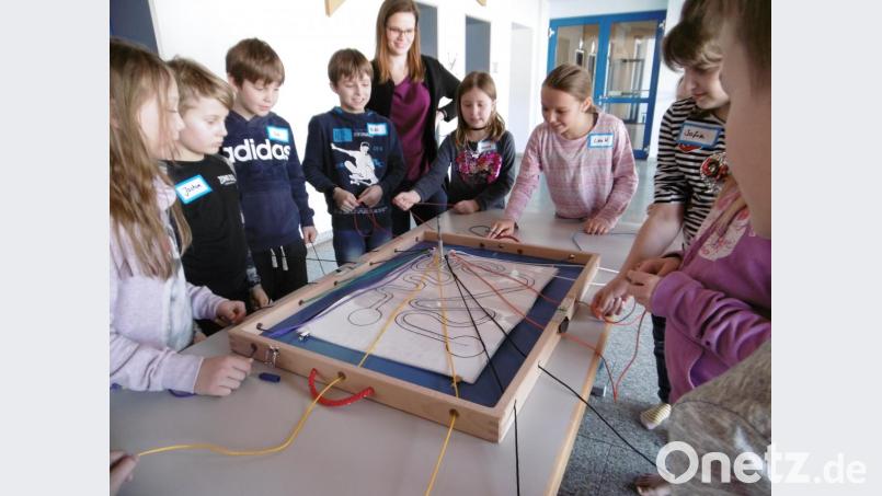 Lehrerin Kerstin Schreglmann beobachtet die Konzentration der Kinder am Teambrett. Bild: mma