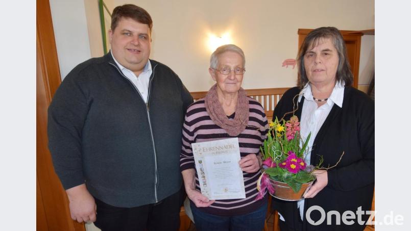 In Vertretung ihres verhinderten Sohnes Erwin nahm seine Mutter Rosa Meyer (Bildmitte) die Urkunde samt Nadel und einen Blumengruß, für langjährige Mitgliedschaft von der Vorsitzenden Gertraud Troglauer und Bürgermeister Dieter Dehing entgegen. Bild: no