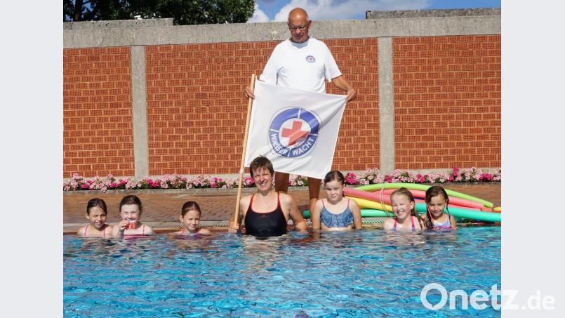 Bernd Wetzel war im Freibad immer zur Stelle. Martina Baumer bot Schwimmkurse an. Archivbild: weu