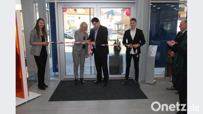 Elisabeth und Wolfgang Bähnk durchschnitten das von Verena und Eric Bähnk gespannte Band und eröffneten damit offiziell das umgebaute Autohaus. Bild: ral