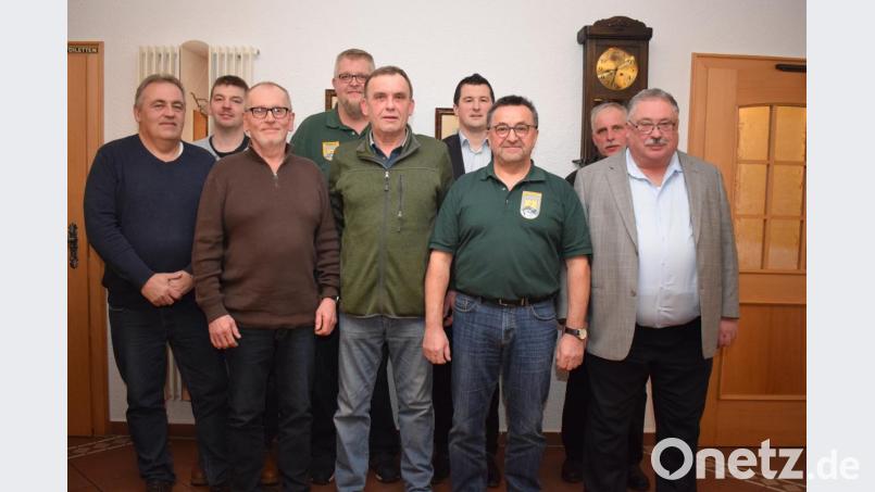 Eine bewährte Führungsmannschaft steht in den nächsten drei Jahren wieder an der Spitze des Fischereivereins Trausnitz. Unsere Aufnahme zeigt von rechts: Vorstand Peter Babl, Dieter Babl, stellvertretender Vorsitzender Hermann Preßl, Bürgermeister Martin Schwandner, Franz Hofmann, Michael Jäger, Josef Eger, Alfred Lindauer und Bernhard Bonnath. Bild: bnr