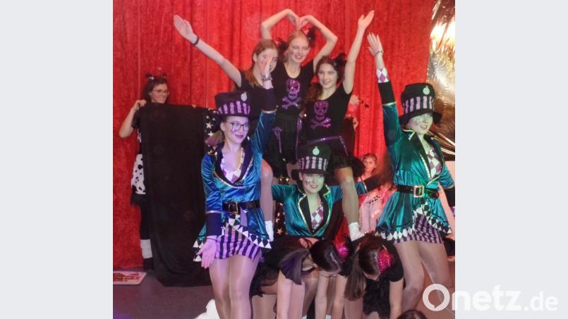 Die Pyramide der hübschen Gardemädchen am Ende ihres tollen Showtanzes. Bild: jml