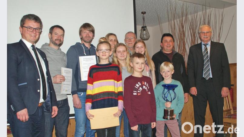 Den Generationenpokal holten sich die Familien Mehrländer, Hudetz und Wiend. Es gratulierten Franz Seidl (rechts), Hans Steinsdorfer (Zweiter von rechts) und Bürgermeister Martin Birner (links). Bild: agr