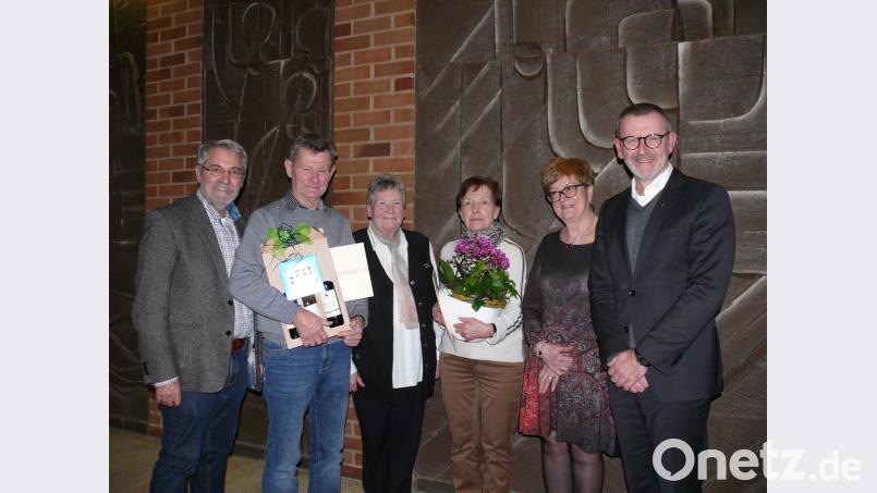 Bei der Jahreshauptversammlung der KAB wurden Mitglieder für langjährige Treue geehrt. Im Bild von links Diözesanvorsitzender Willi Dürr, Franz Buchhauer, stellvertretende Vorsitzende Angela Hetz, Gertrud Buchhauer, Vorsitzende Gudrun Sirtl und Präses Stadtpfarrer Thomas Vogl. Bild: kgg